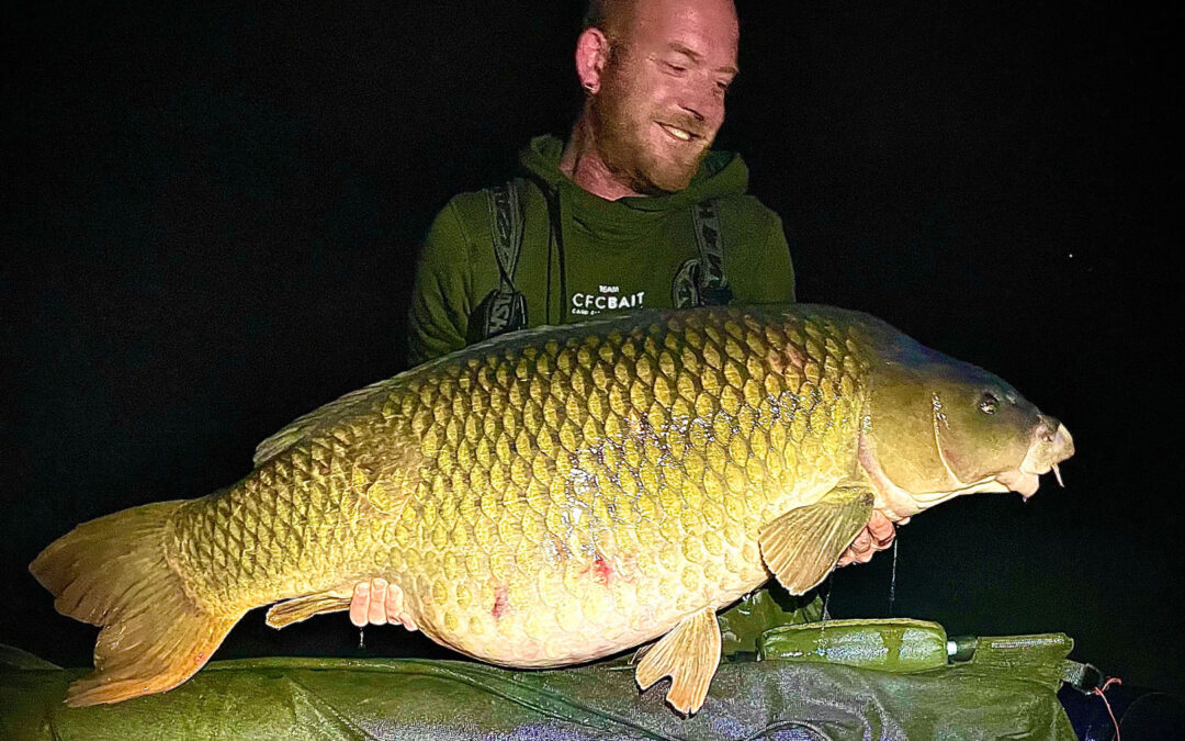 Nick Schnell med sin drømmekarpe fra Østrig taget på en snowman med Spicy Squid boilies fra CFC-Bait.