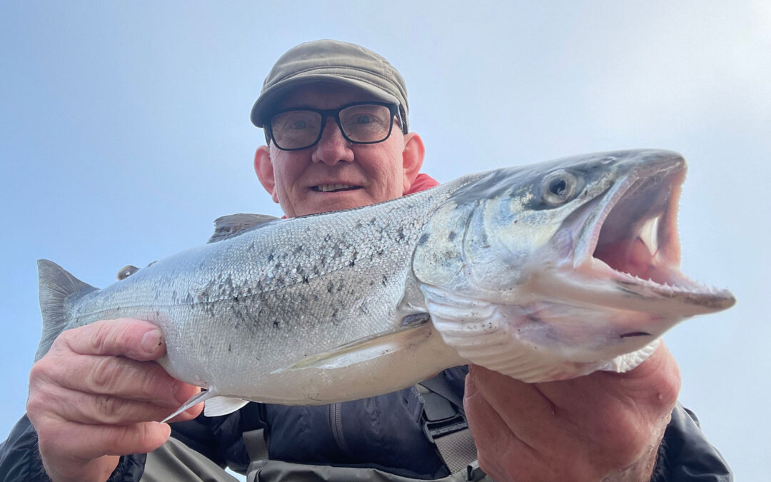 Steen Lyck med sin flotte havørred taget på et D360 kystblink fra Westin.