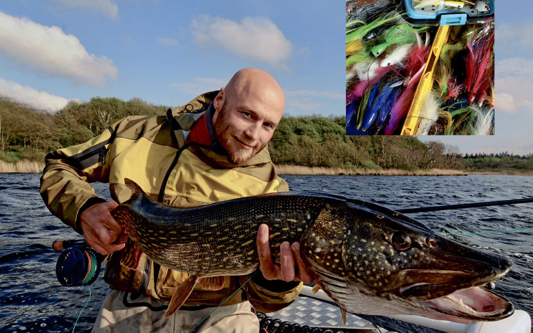 Rasmus Ovesen med gedde taget på fluefiskeri