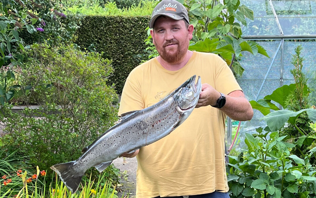 Kristian Holm Jørgensen med havørred fra Vejle Å