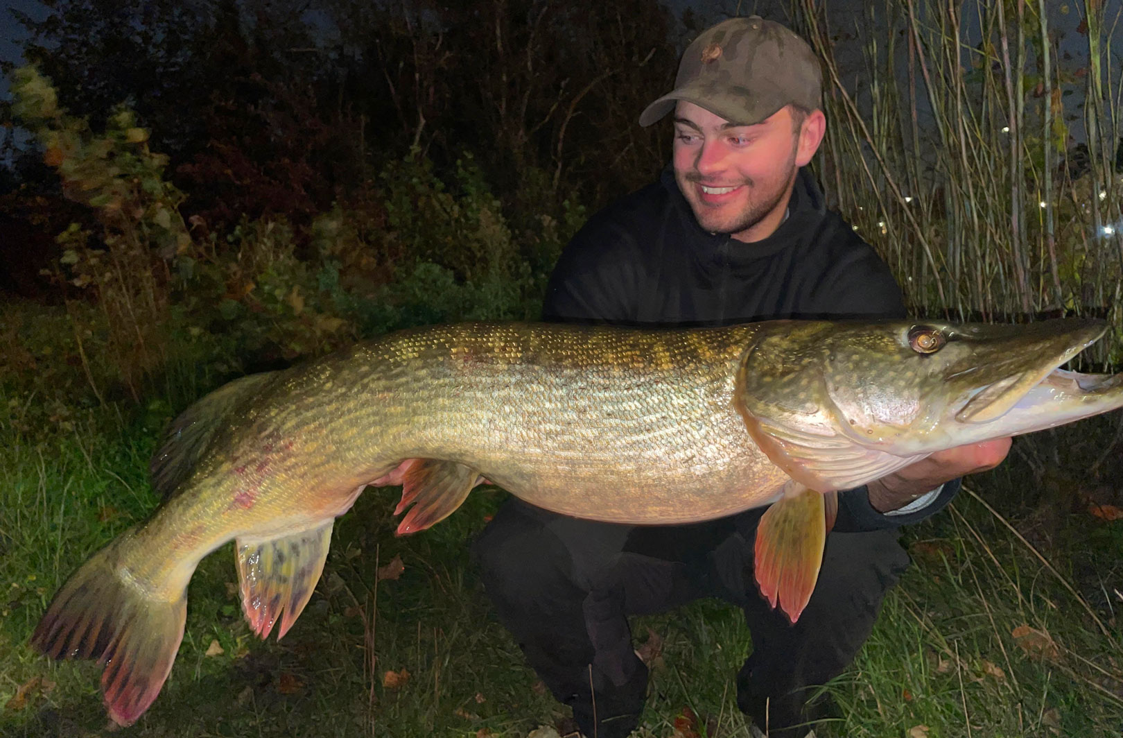 Magnus med en gedde fra Holland