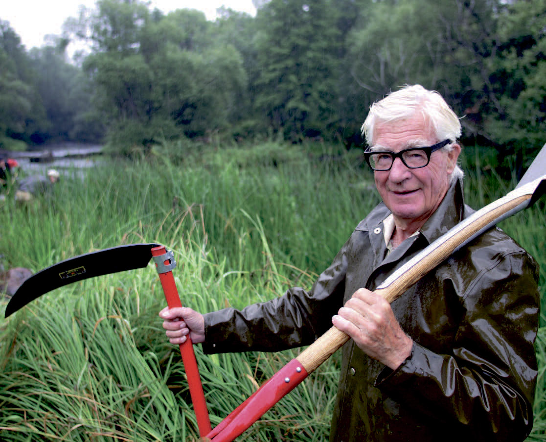 Klar til grødeskæring og pleje af fiskepladser ved Emåen i Sydsverige.