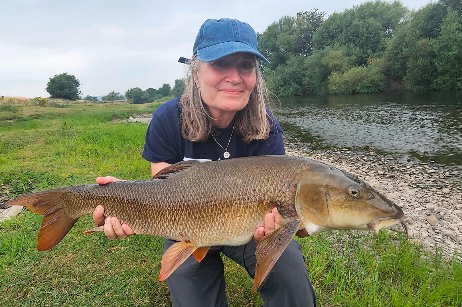 Charlotte med en barbe fra floden Wye i England.