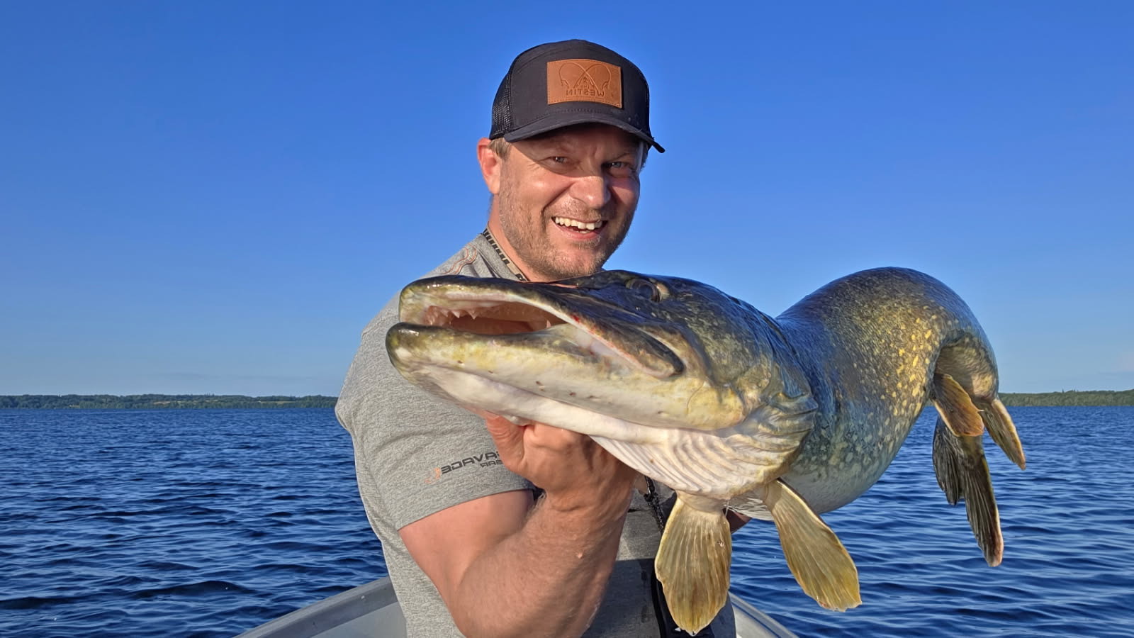 Anders Bylov med sin fantastiske 127 cm gedde taget på dørg.