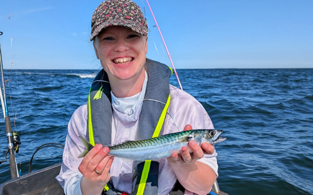 Helle Biering med sin flotte makrel fra Lillebælt