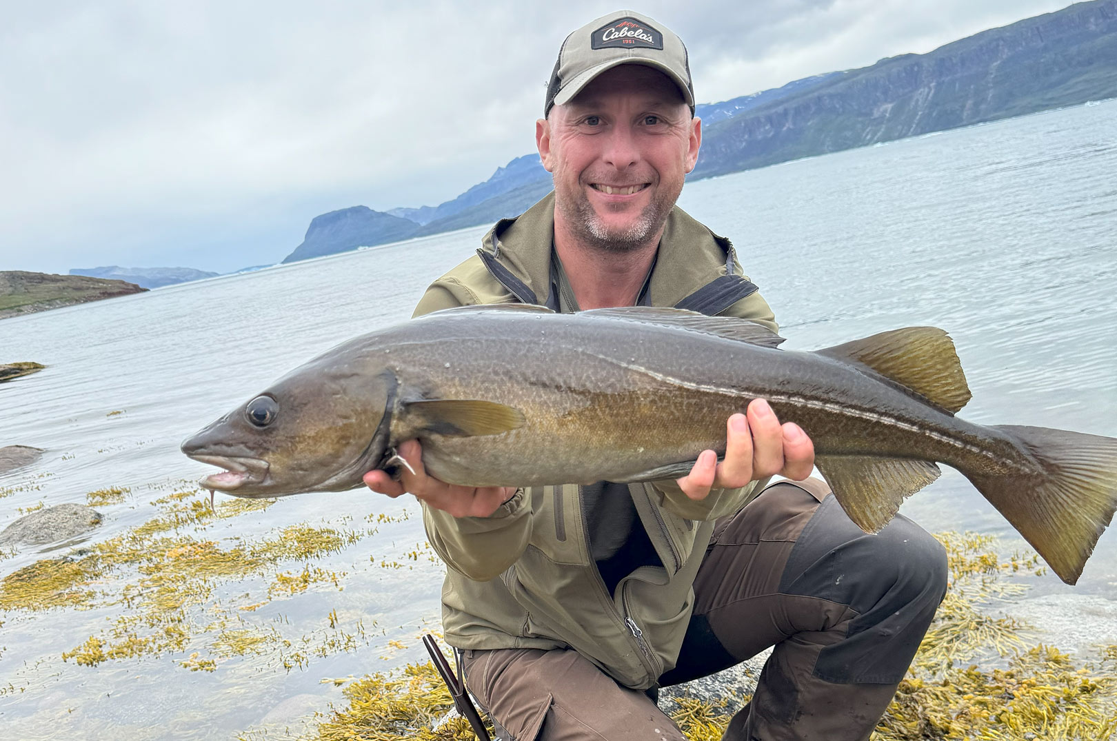 Thomas Ratzlaff med en flot kysttorsk fra turen til Grønland.