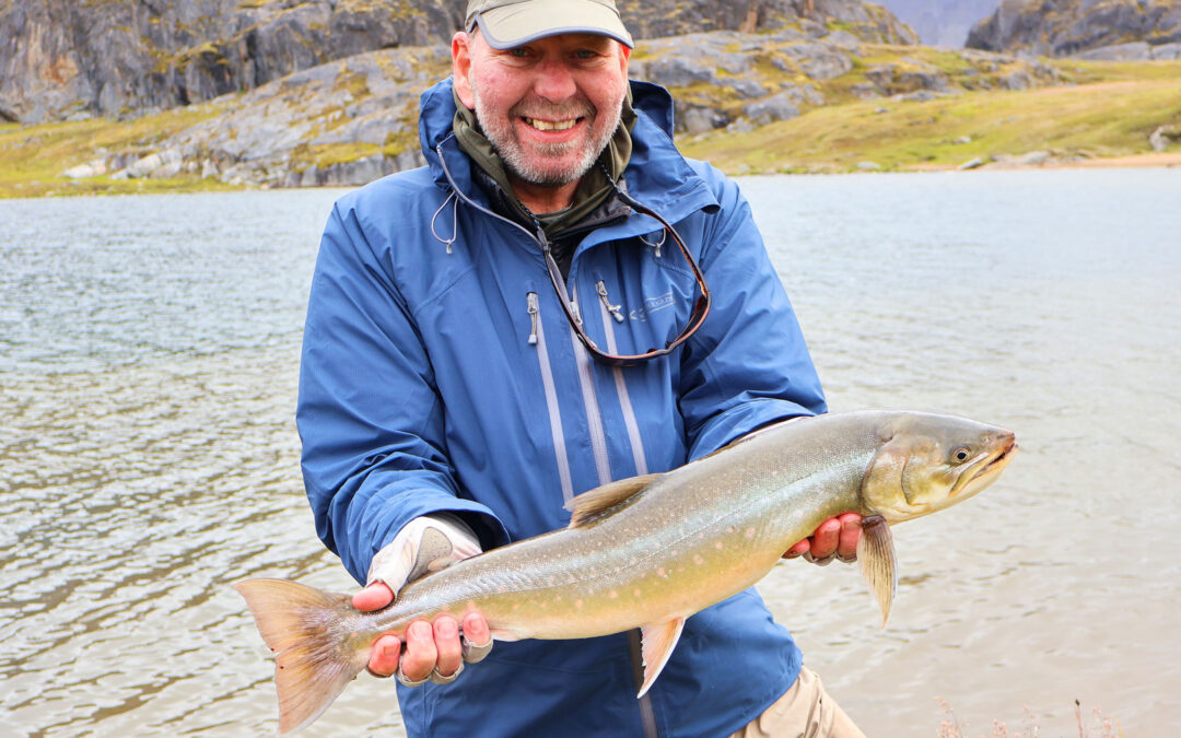 Kris jeppesen fra Sport Dres med en flot fjeldørred fra Grønland