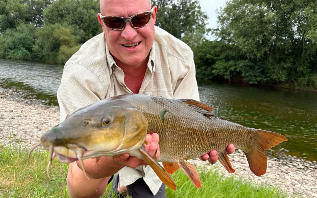Johnny Jensen med en barber fra floden Wye i England.