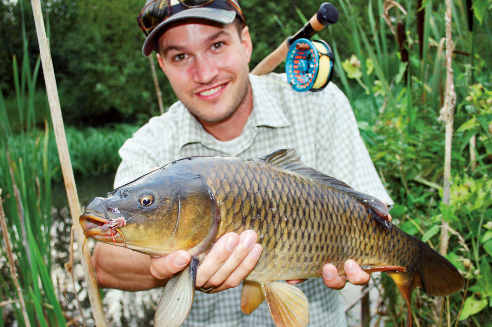 Gordon P. Henriksen med karpe fanget på græshoppeflue.