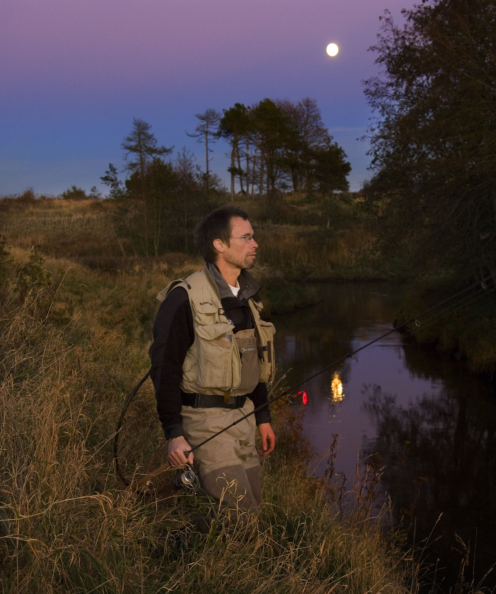 Jens Bursell i aktion med spinnestangen en fortryllende sommernat ved Uggerby Å.
