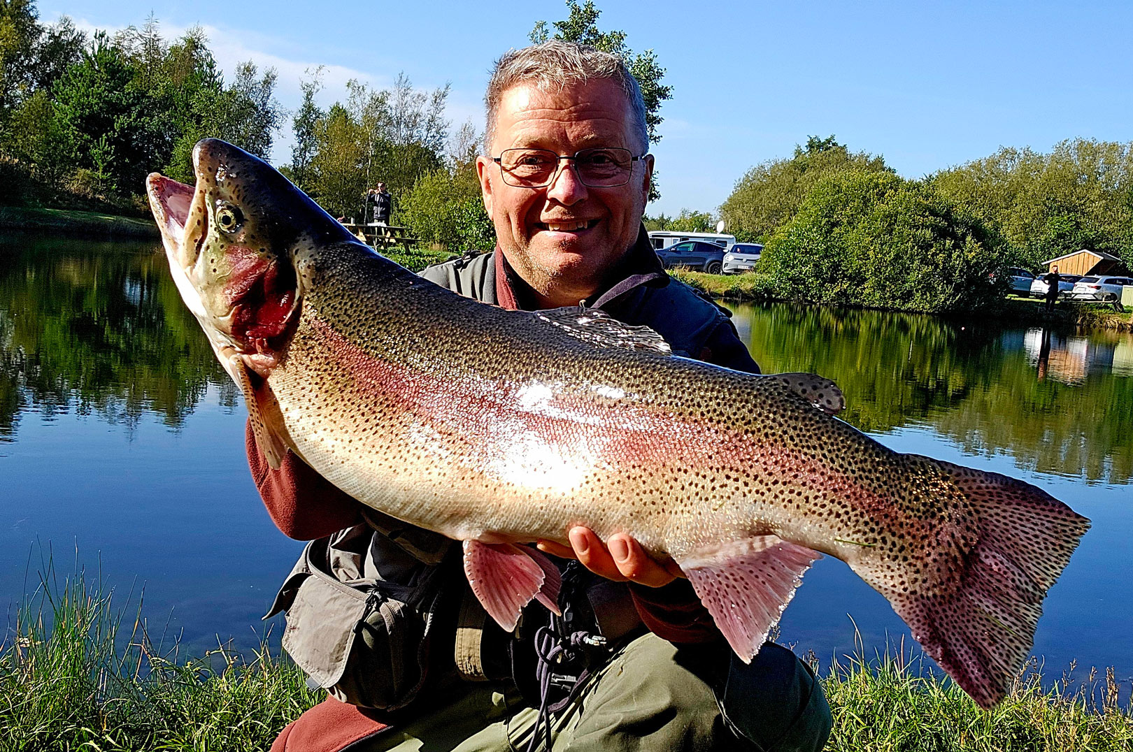 Arne Biering med en flot regnbueørred fra Tusaagaard Put and Take.