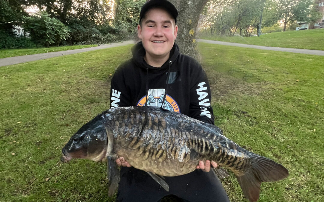 Alfred Weinholt med sin flotte karpe taget på flåd, orm og UL-grej
