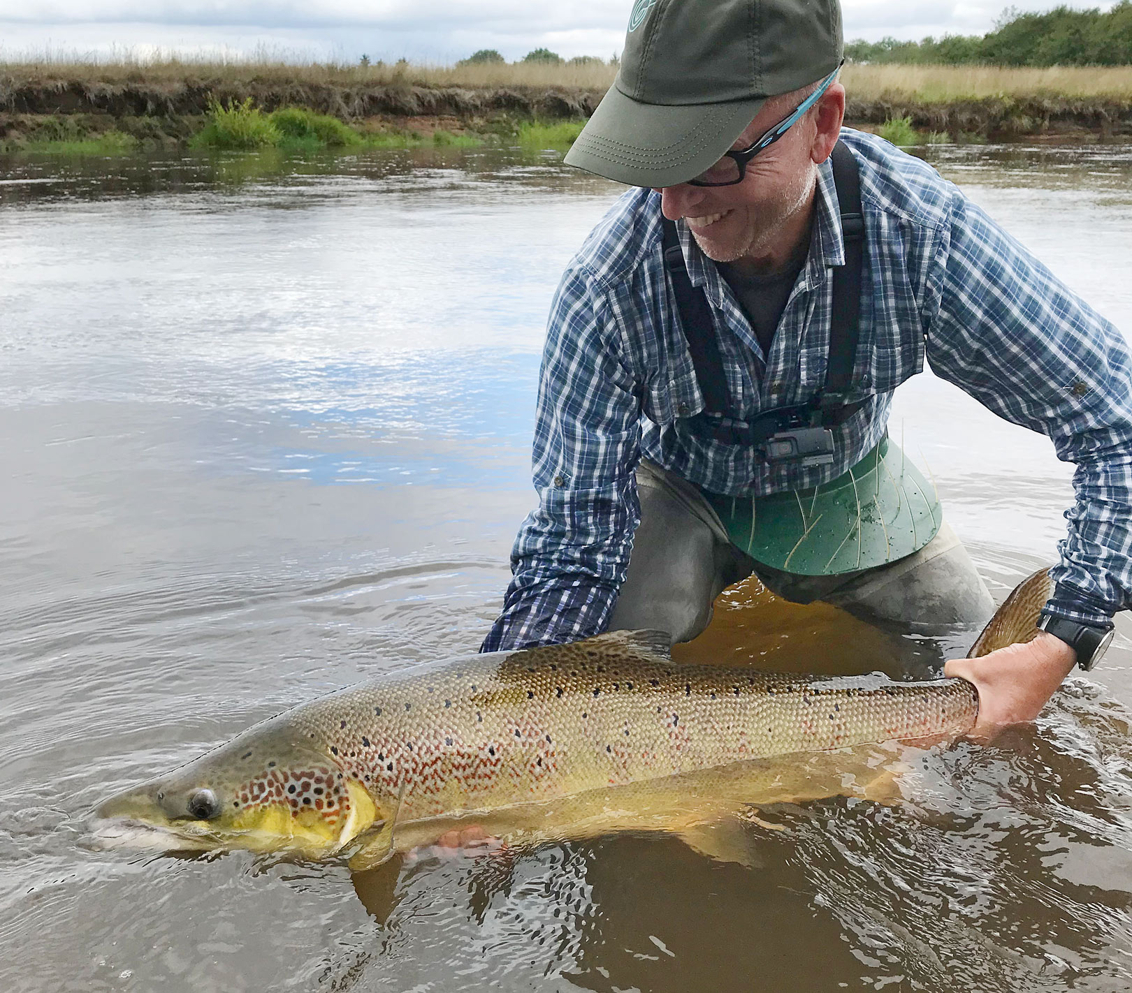 Kenny Frost med laks fra Skjern Å fanget på flue.