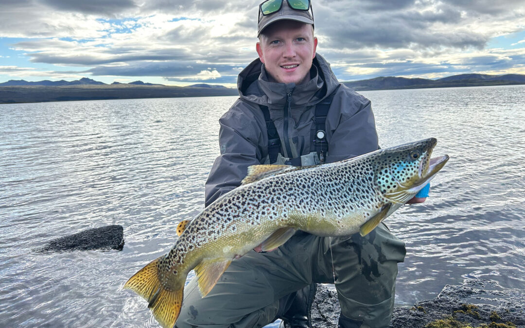 Mathias med ørred fra Island