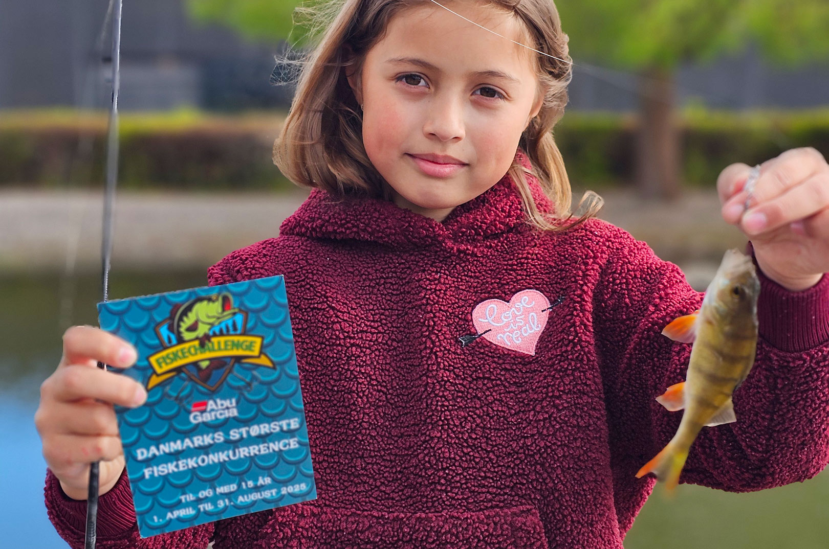 Mila fangede også en aborre til Fiskechallenge 2025