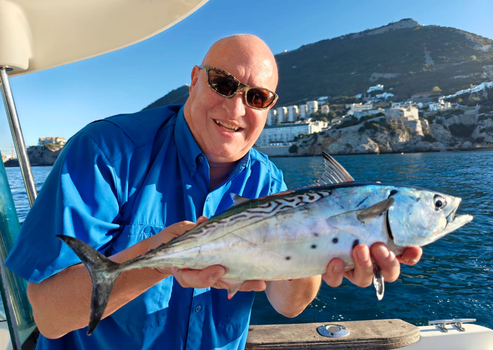 Johnny Jensen med tunnin fra båd