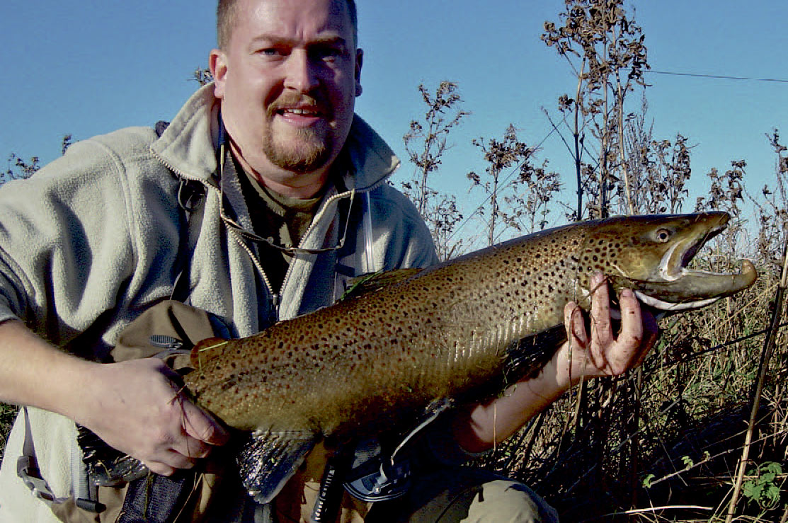 Lars Chr. Bentsen med smuk havørred på flue fra en lille å.
