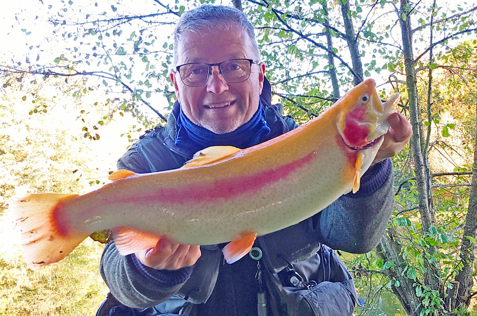 Arne Biering fik både guldørred som her og en flot regnbueørred.