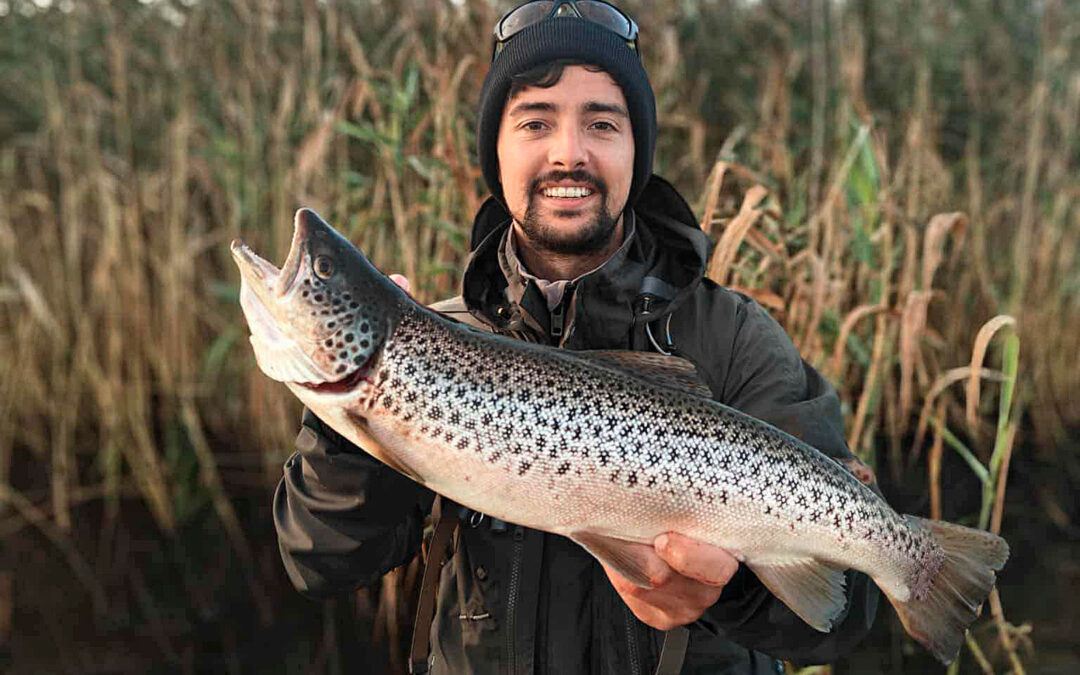 Mudi Bdair med en flot havørred fra fjorden