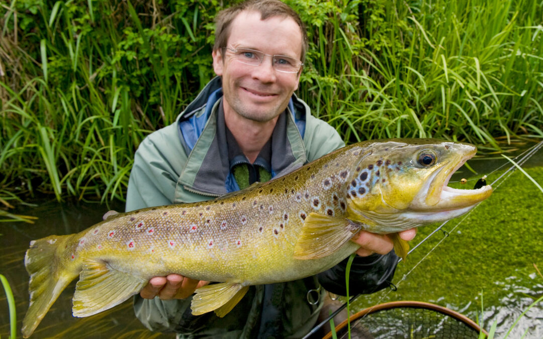Jens Bursell med en flot bækørred taget på Mepps Black Fury monteret som glidende spinner.