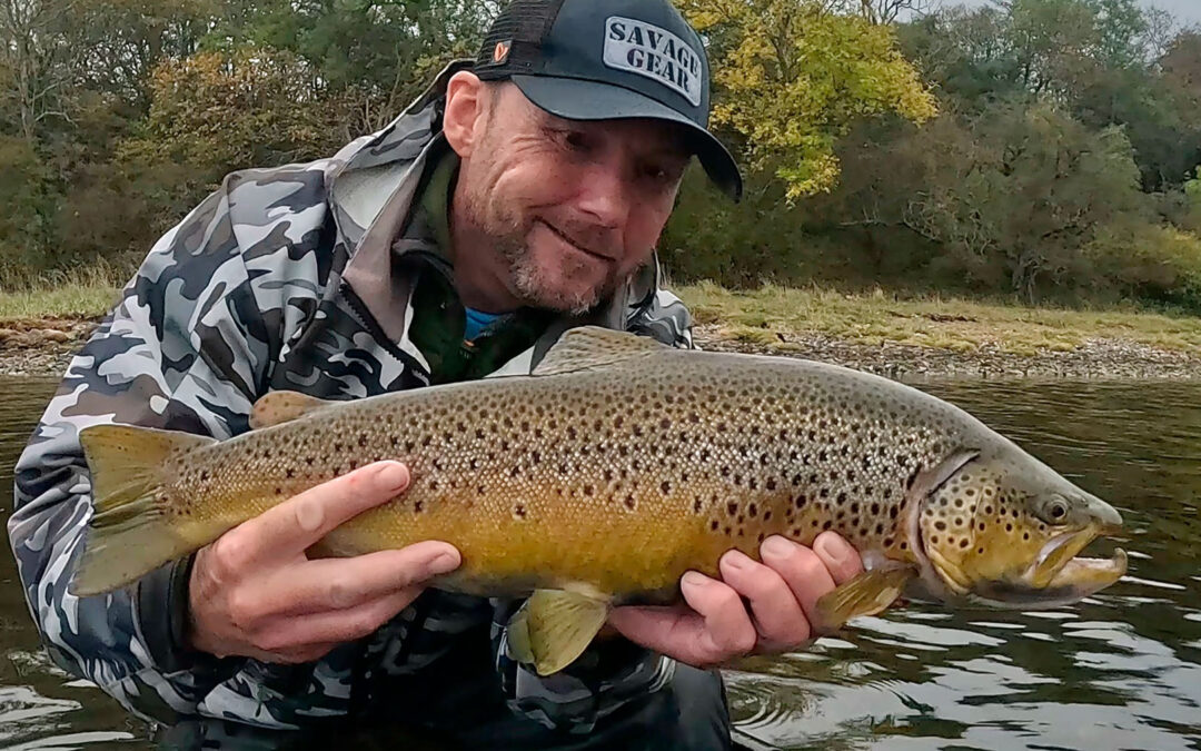 Kim Christoffersen med en af sine flotte havørreder fra fjorden.