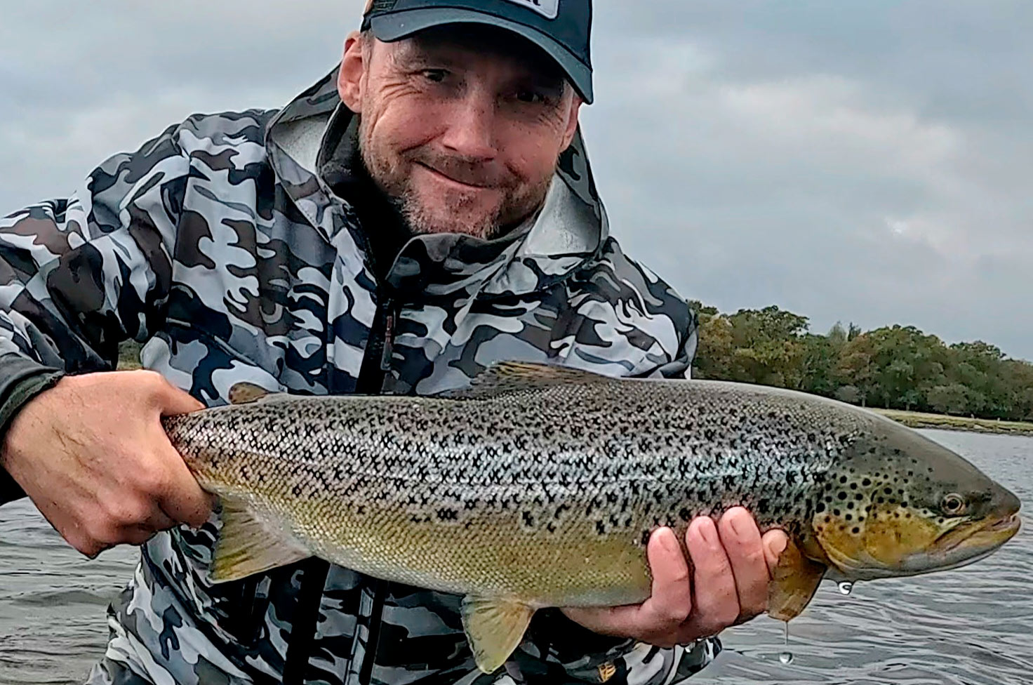 Kim Christoffersen med en af sine flotte havørreder fra fjorden.