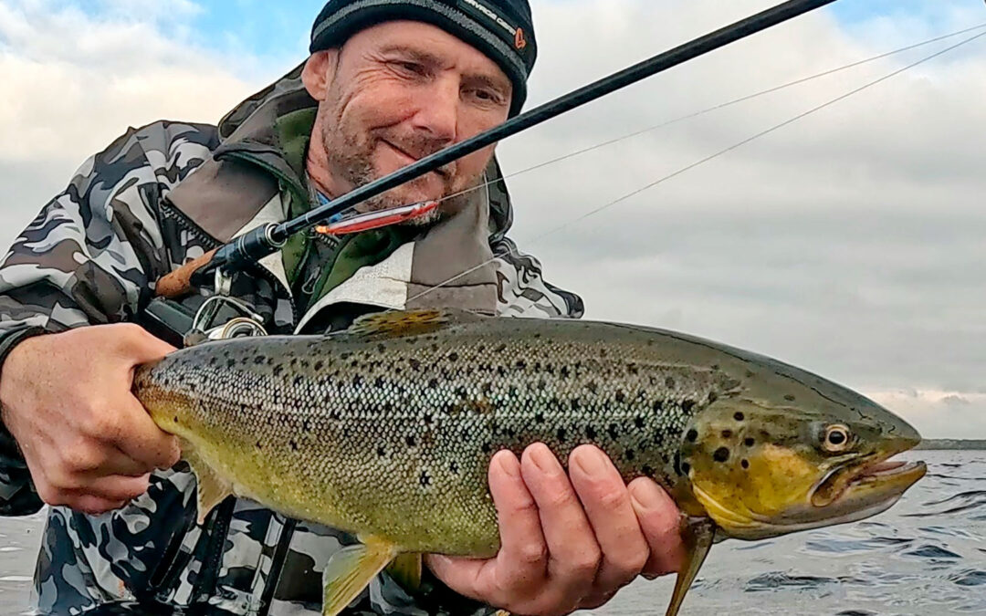 Kim Christoffersen med en flot havørred fra fjorden.