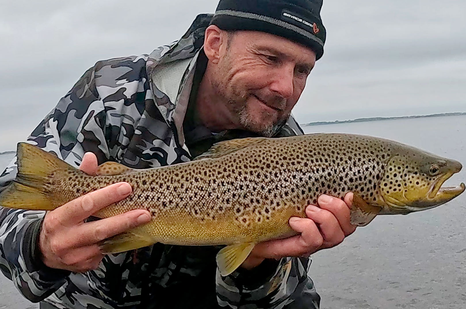 Kim Christoffersen med en flot havørred.