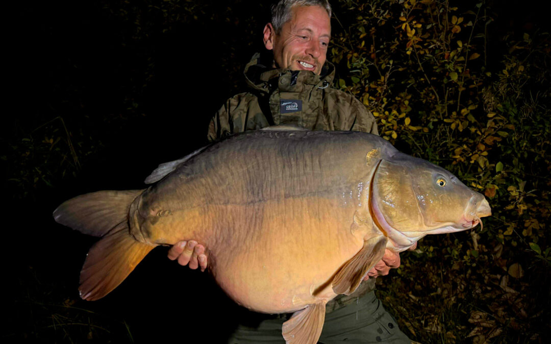 Kristian Graubæk med sin 20-kilos PR karpe fra Roskilde Fiskeland.
