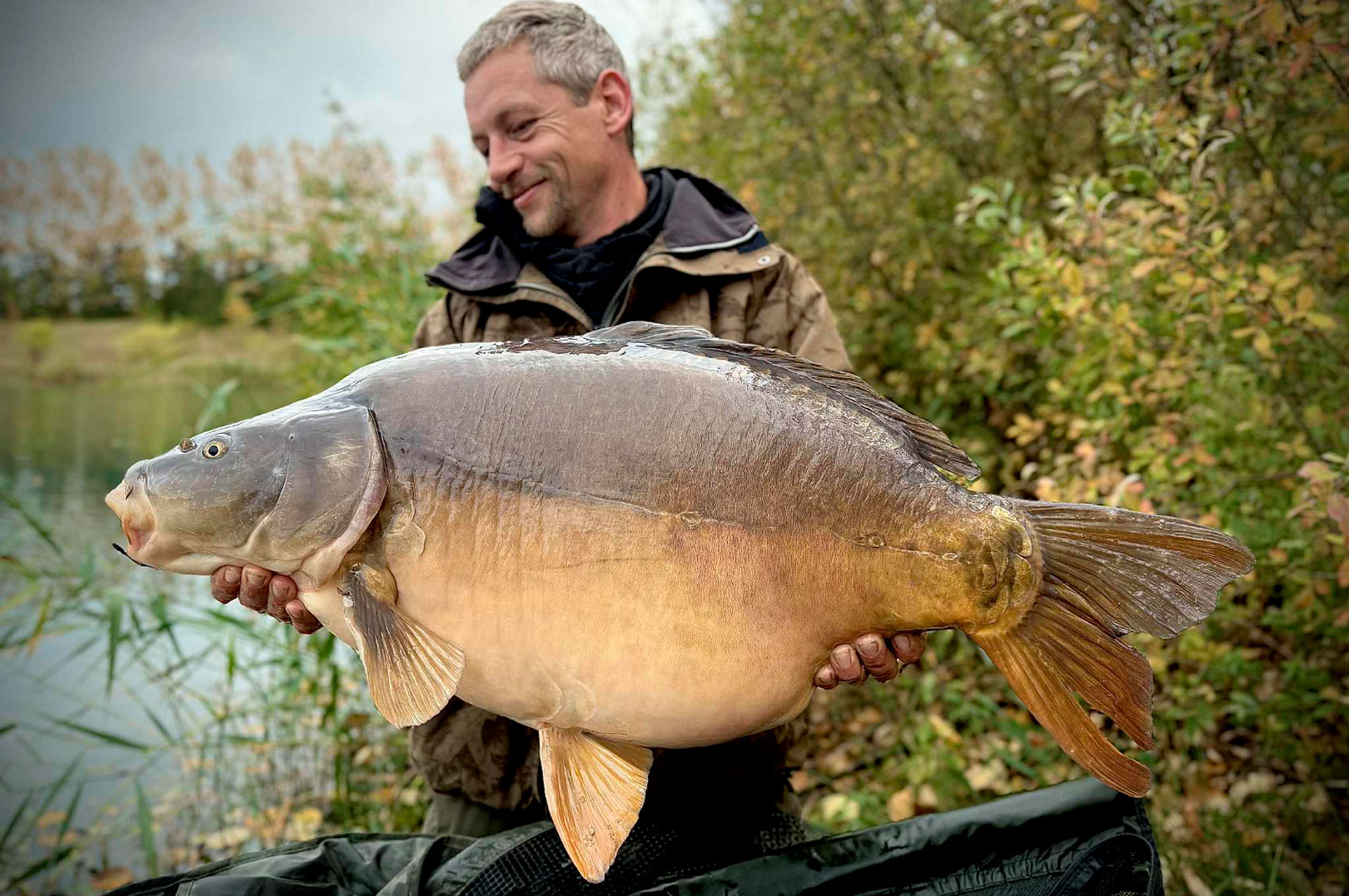 Kristian Graubæk med sin17-kilos karpe fra Roskilde Fiskeland.. Øverst Kristian Graubæk med sin 20-kilos PR karpe fra Roskilde Fiskeland.