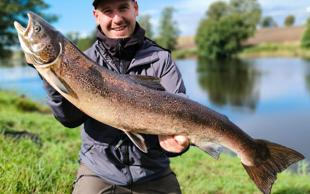 Anders Jensen med vinderlaksen fra Lagan