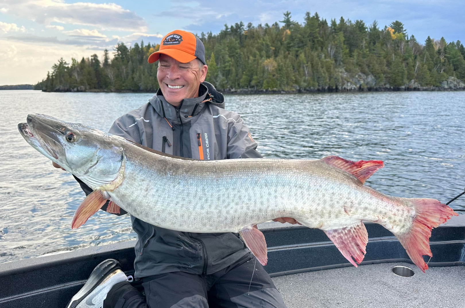 Mads Grosell med en massiv muskie fra Canada.