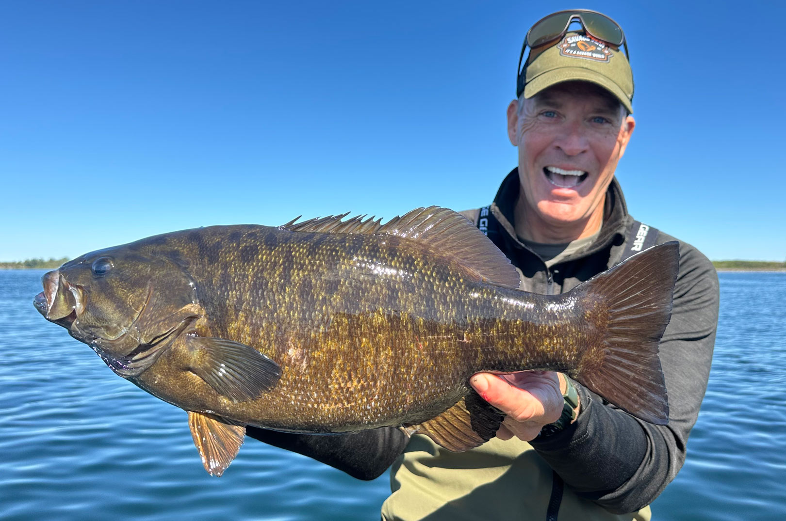 Mads grosell fra Savage Gear med en stor smallmouth bass fra St. lawrence Floden i Canada.
