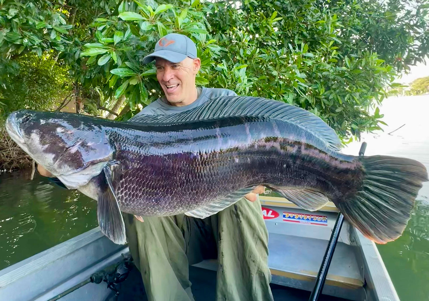 Mads Grosell med massiv snakehead fra Thailand taget på en SG Line Thru pulse Tail Mullet.