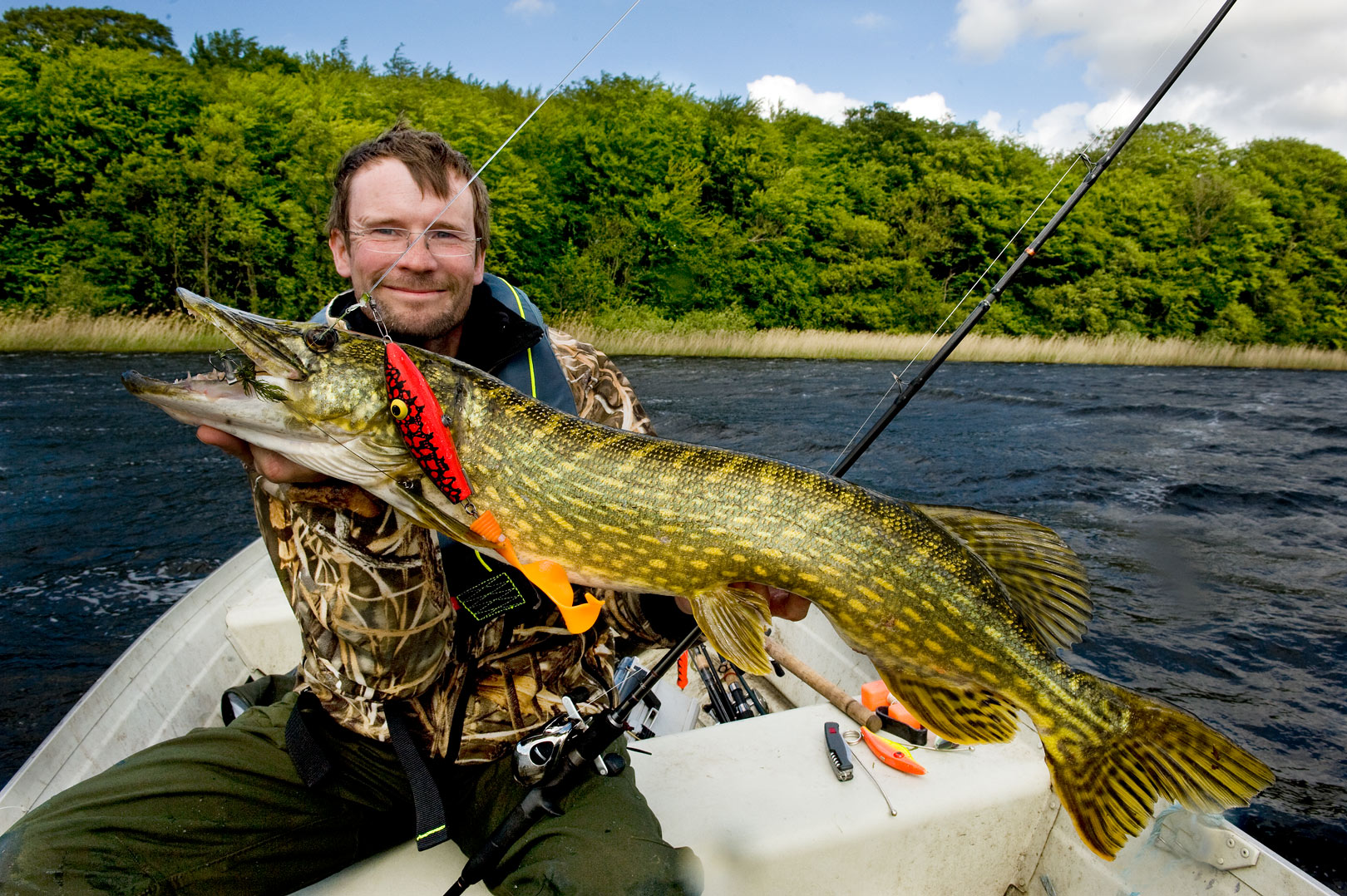 Jens Bursell med gedde taget på magnet-rig
