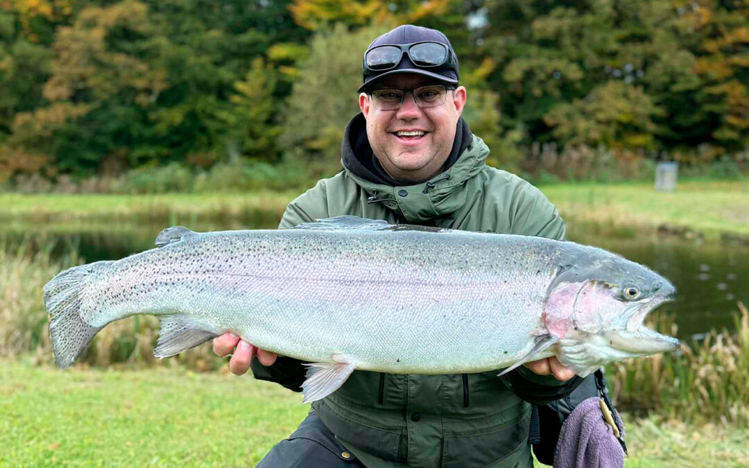 Knud Farley med en flot regnbueørred fra Medestedet.
