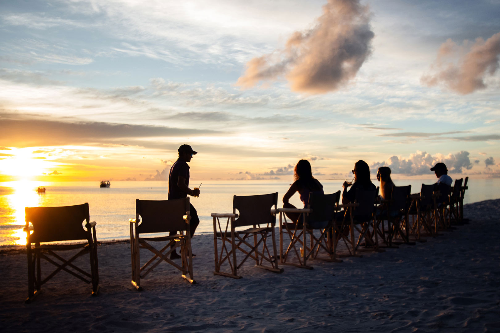 Aftenhygge på stranden på Cosmoledo Atoll