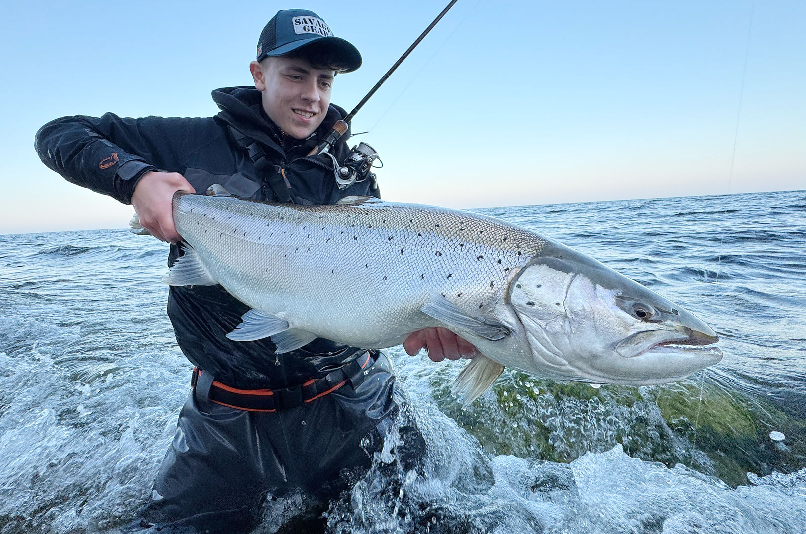 Noah fra Savage Future med en massiv havørred