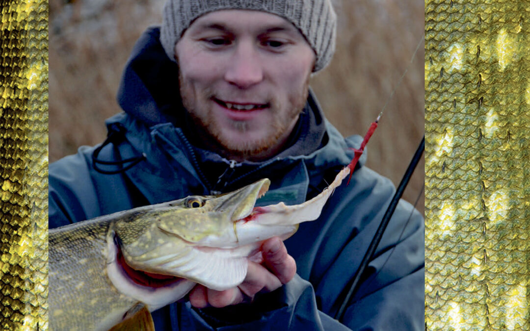 Rasmus Ovesen med gedde taget på Worm Fly.