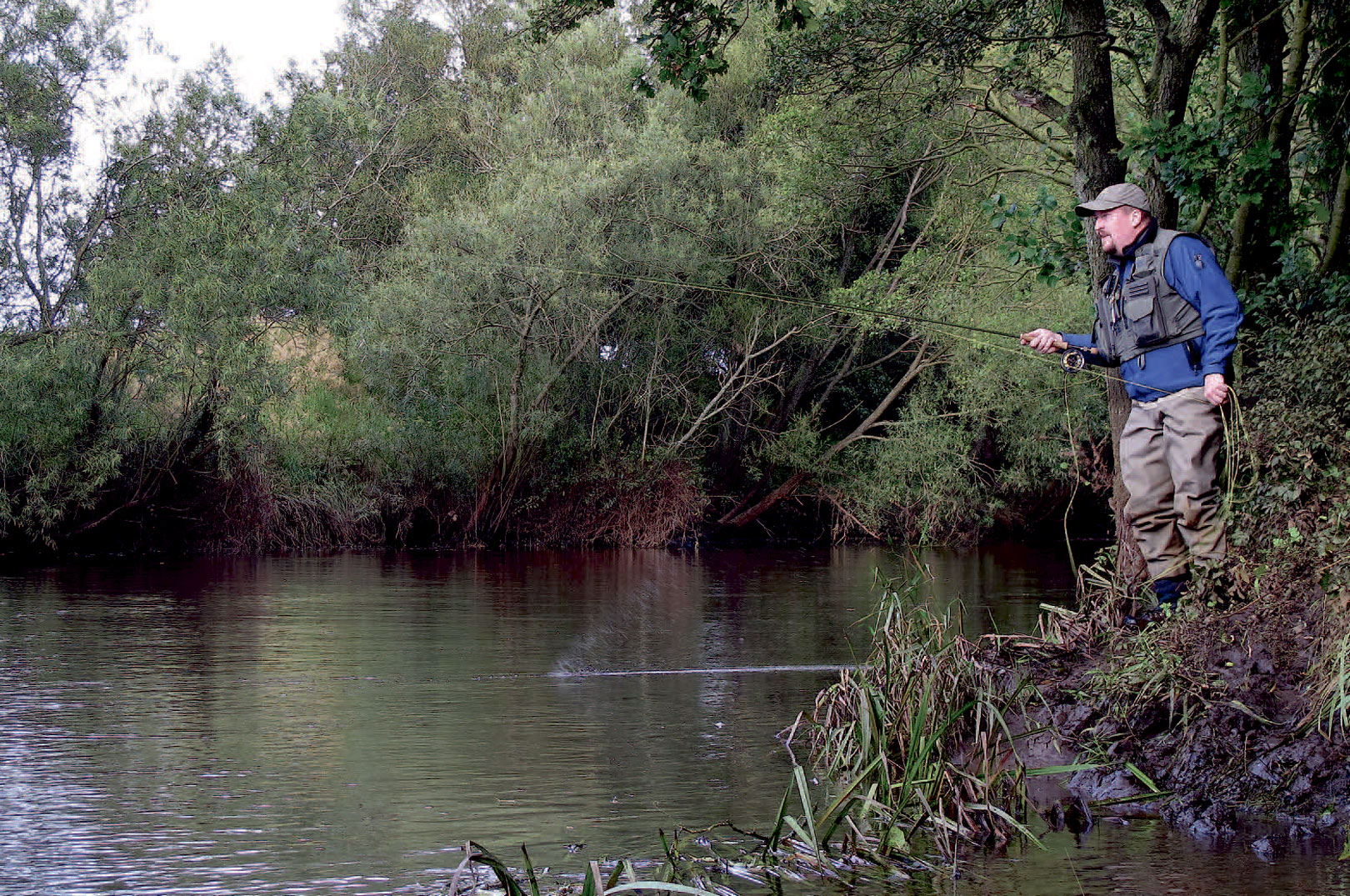 Ved at vælge den rigtige fluelineog ikke mindst det rigtige forfang, bliver det meget lettere, at affiske besværlige pladser som denne ved Varde Å, hvor der absolut ingen plads er bag fiskeren.