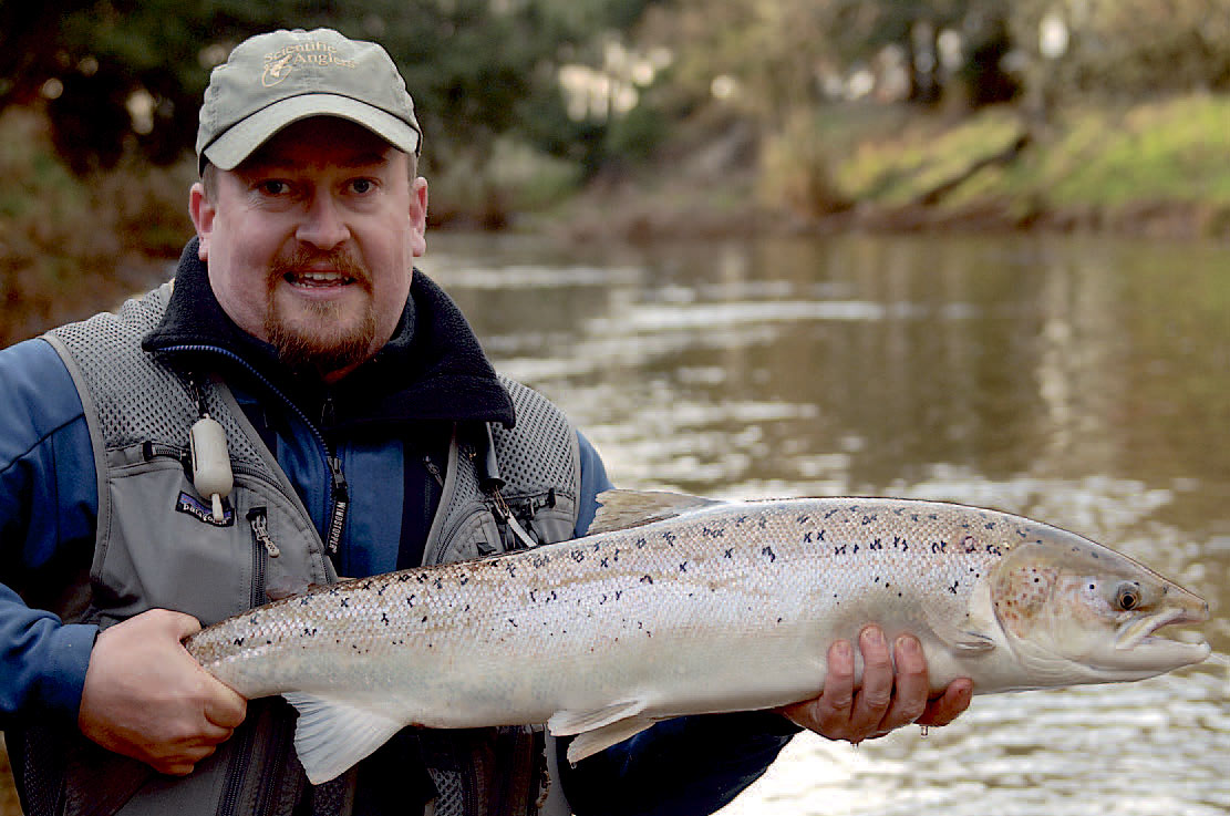 Lars Chr. Bentsen med fluefanget laks fra Varde Å.