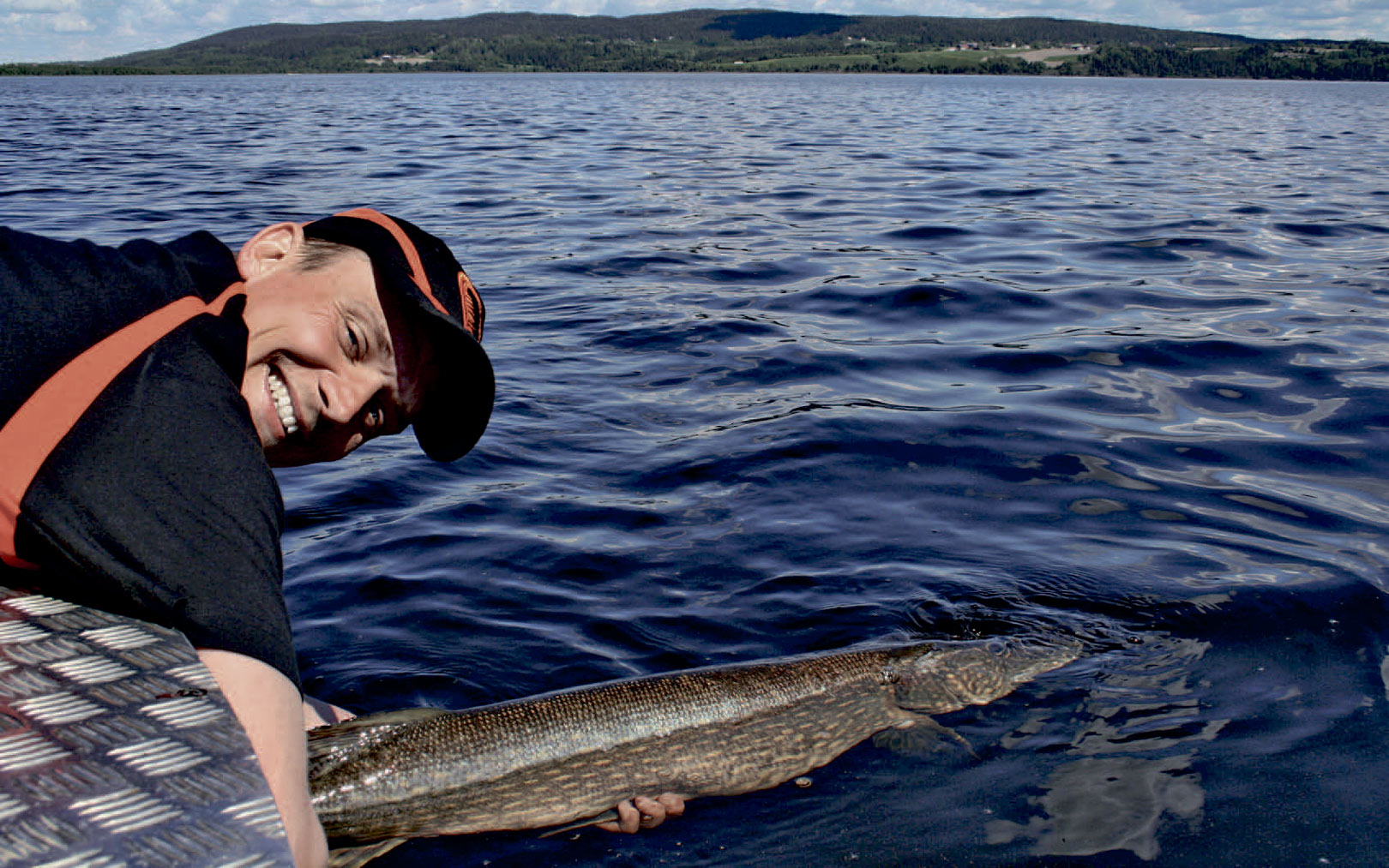 Henrik genudsætter en stor norsk gedde.
