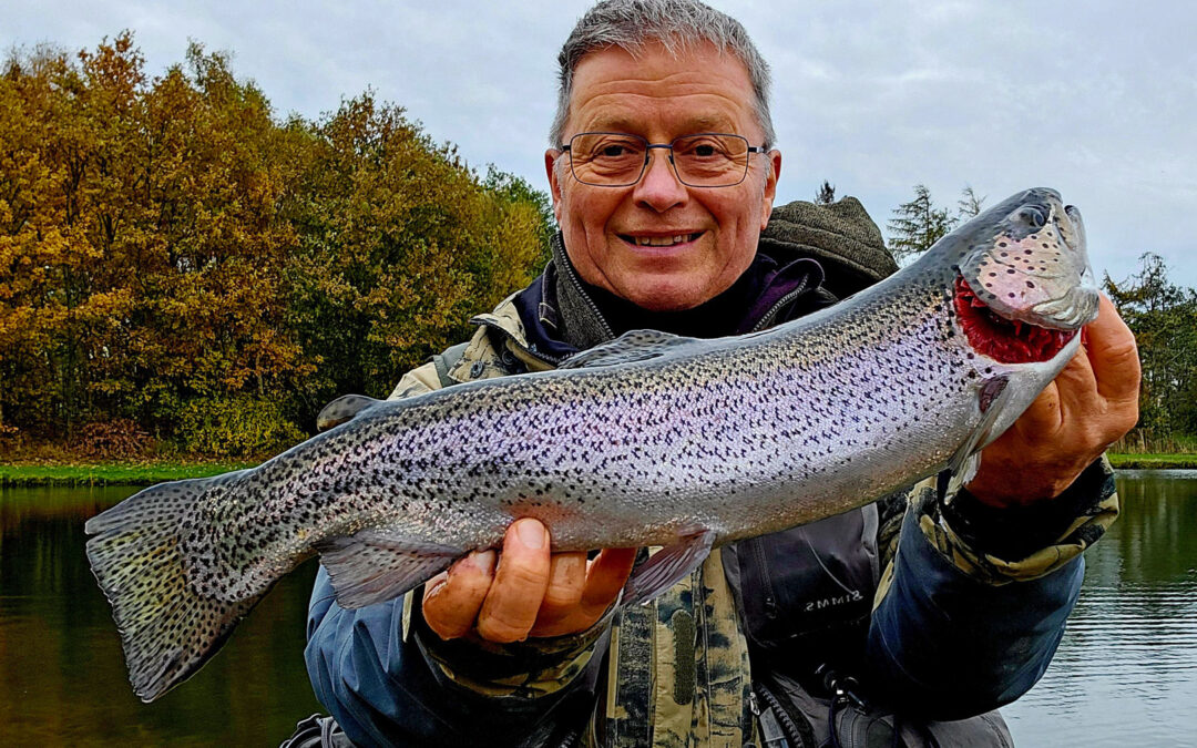 Arne Biering med regnbueørred fra Harlev Put and Take