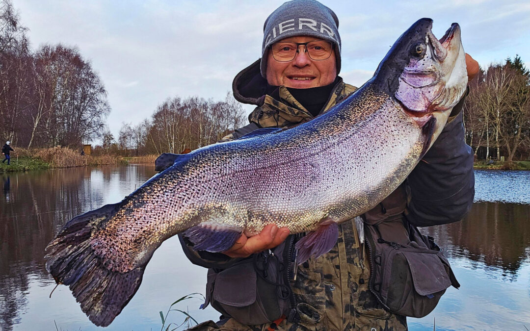Arne Biering med sin flotte regnbueørred frs Moesholm P & T på Djursland, der huggede på Fidusen.