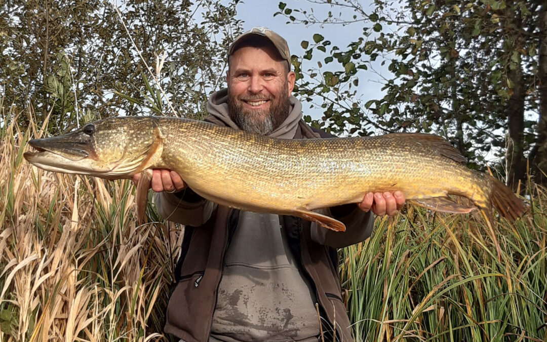 Kaspar Juel-Wendelin med sin fine gedde.