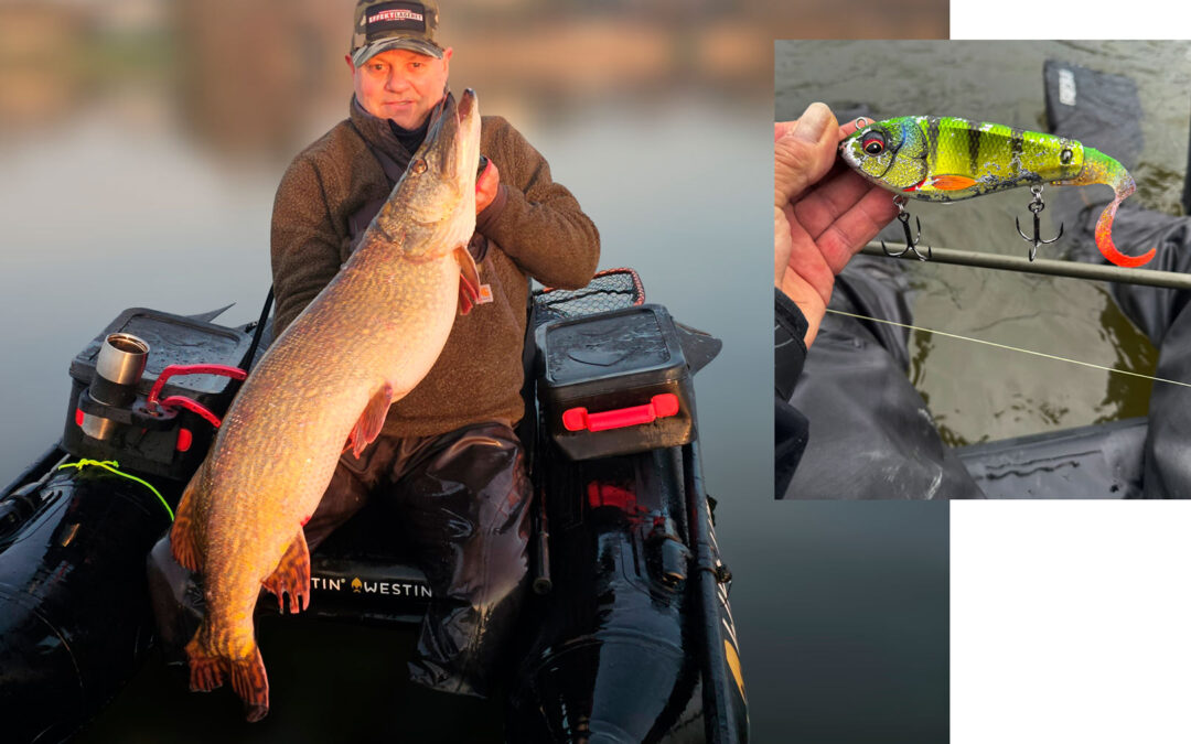 Mogens Poulsen med sin flotte gedde taget på tailbait fra flyderingen.