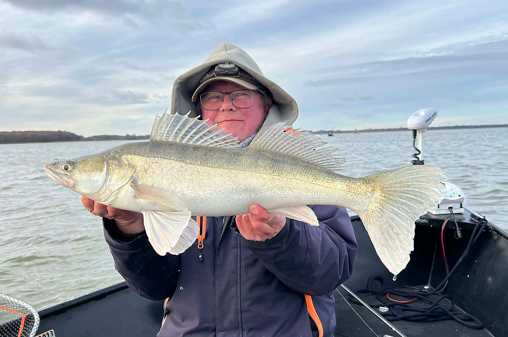 Michael Røge fra Sønderjysk Sportsfiskerforening med en af de mange sandarter, der blev flyttet fra Arresø til Haderselv Dam i november.