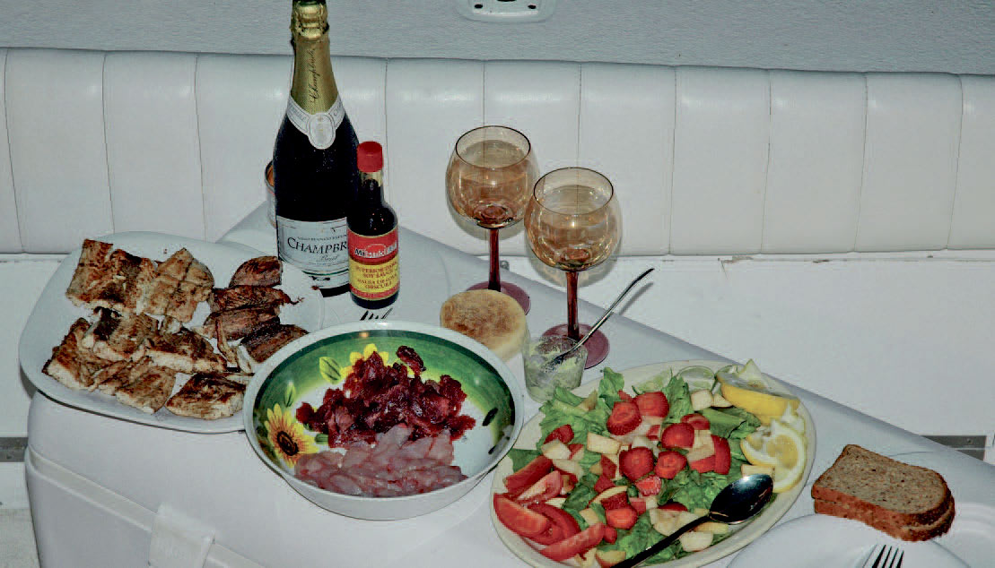 Dagens ret ombord – sushi adlibitum, grillet guldmakrel og champagne. Hvad mere kan man ønske sig?