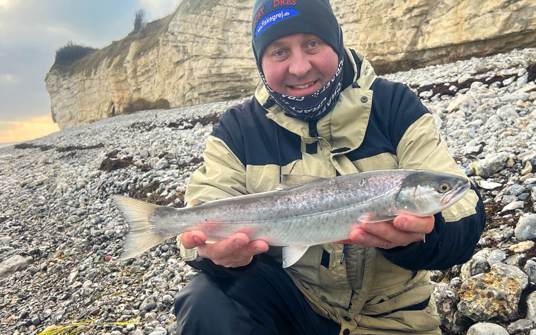 Alfreds far med en flot havørred fra fisketuren