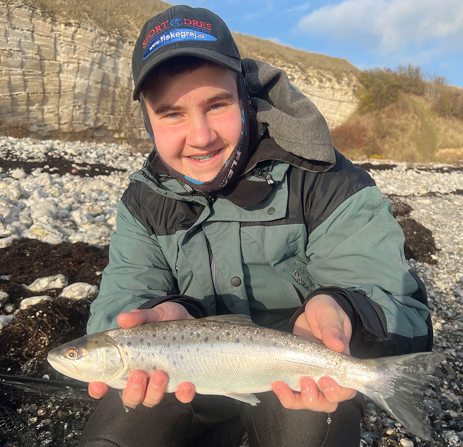 Alfred med sin fine havørred taget på turen sammen med hans far.